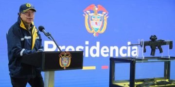 Con la producción del Fusil Jaguar, industria militar colombiana puede jalonar el desarrollo regional y generar empleo: presidente Petro