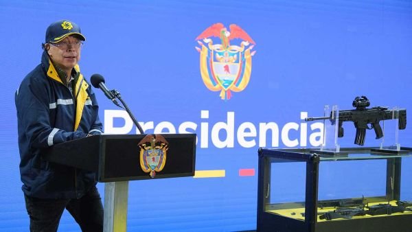 Con la producción del Fusil Jaguar, industria militar colombiana puede jalonar el desarrollo regional y generar empleo: presidente Petro
