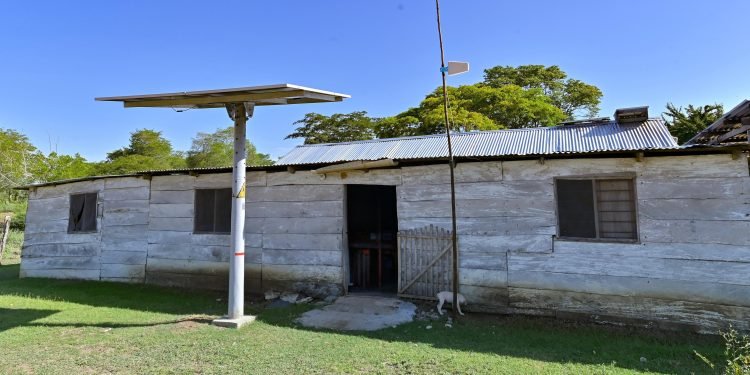 La energía solar transforma la vida de 100 familias rurales y fortalece la conservación ambiental en el Magdalena