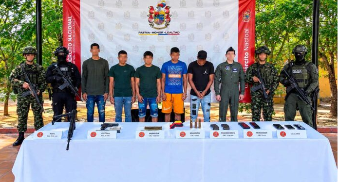 Ejército capturó a cinco integrantes de las disidencias de alias ‘Calarcá’ en el Catatumbo, hallan menor de edad en el operativo.